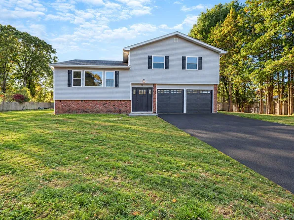 10 Starling Court, Coram, NY 11727