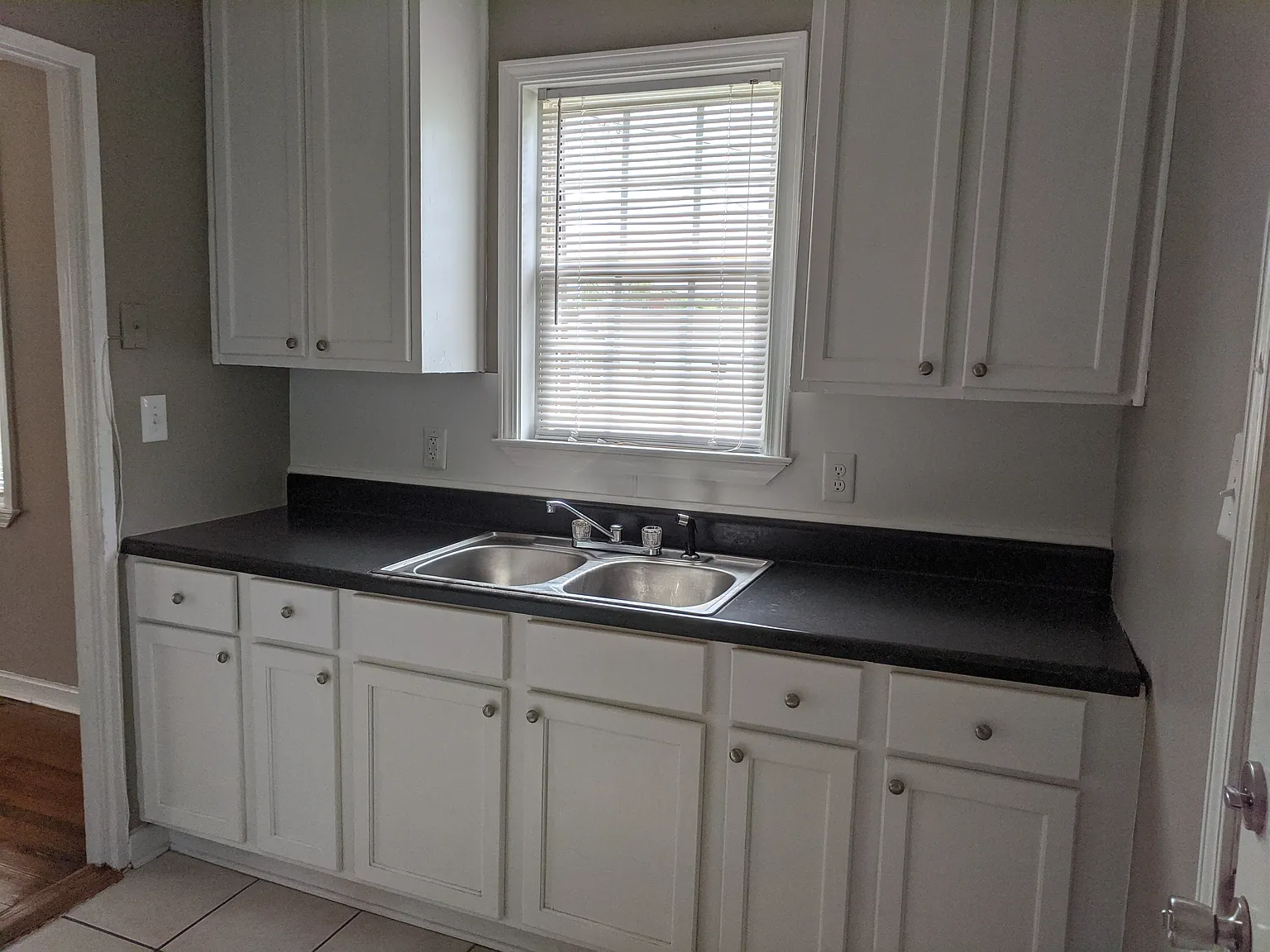 3 bed, 900 sqft, $1,025 — Photo 2