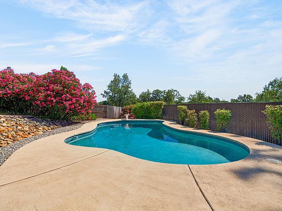 3rd image of 861 Dawson Ct