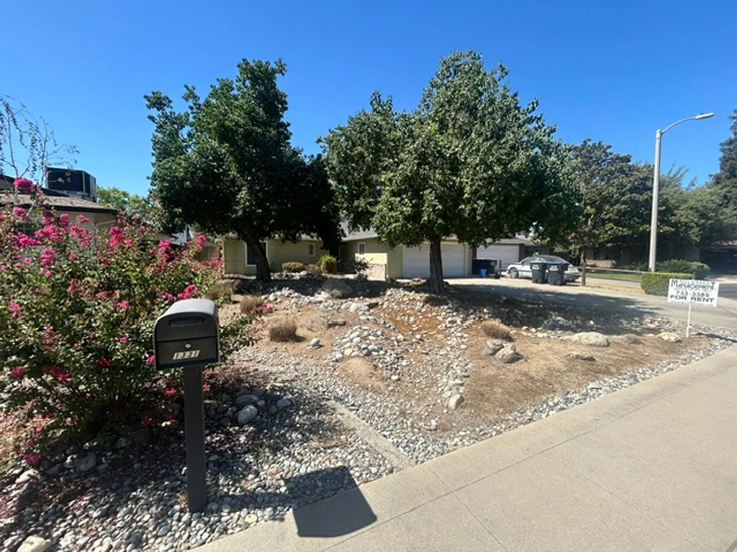 3 Bedroom 2 Bathroom Centrally Located Near Shopping and Restaurants! — Photo 3