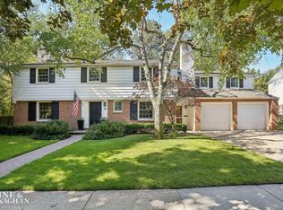 61 Muskoka Rd, Grosse Pointe Farms, MI 48236