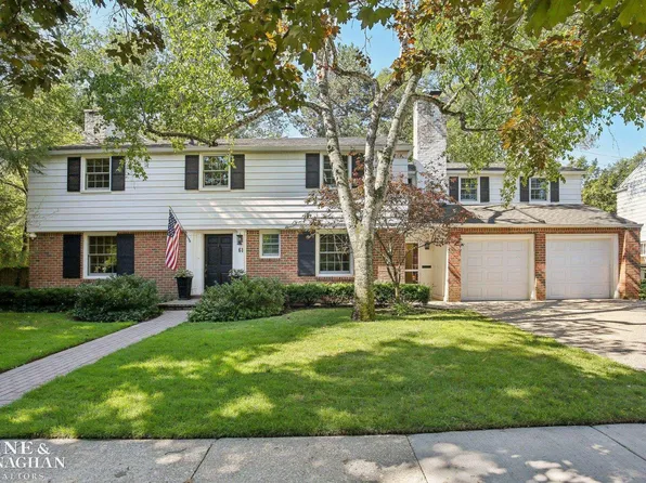 61 Muskoka Rd, Grosse Pointe Farms, MI 48236