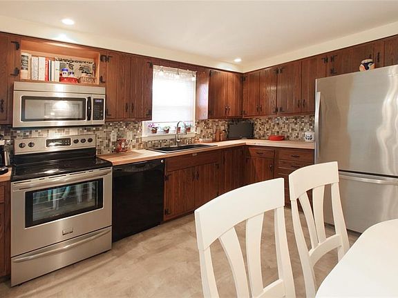5th image of 211 Canterbury Dr