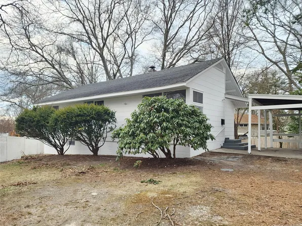 5 Birch Ct, Riverhead, NY 11901