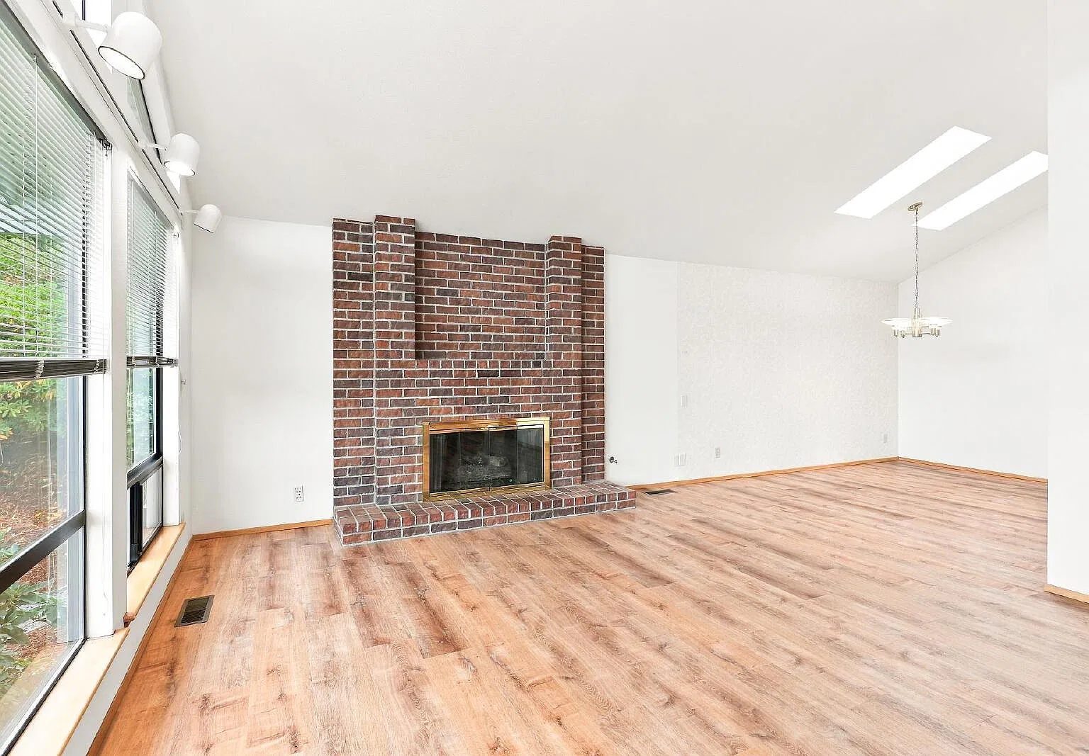 Spacious 4-Bedroom Bellevue Home With Ac, Large Yard & Finished Basement- Available Now For Rent — Photo 3