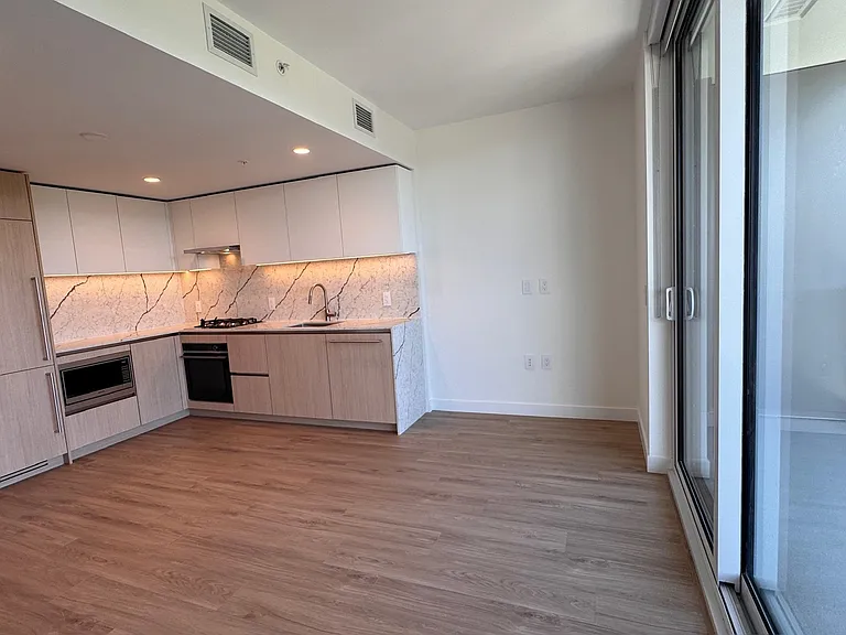 2135 Springer Ave #16XX — Photo 2