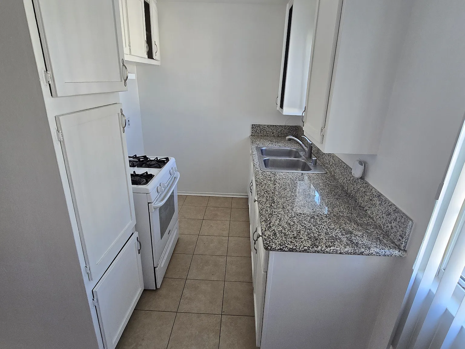 1814 Grismer Ave — Photo 3