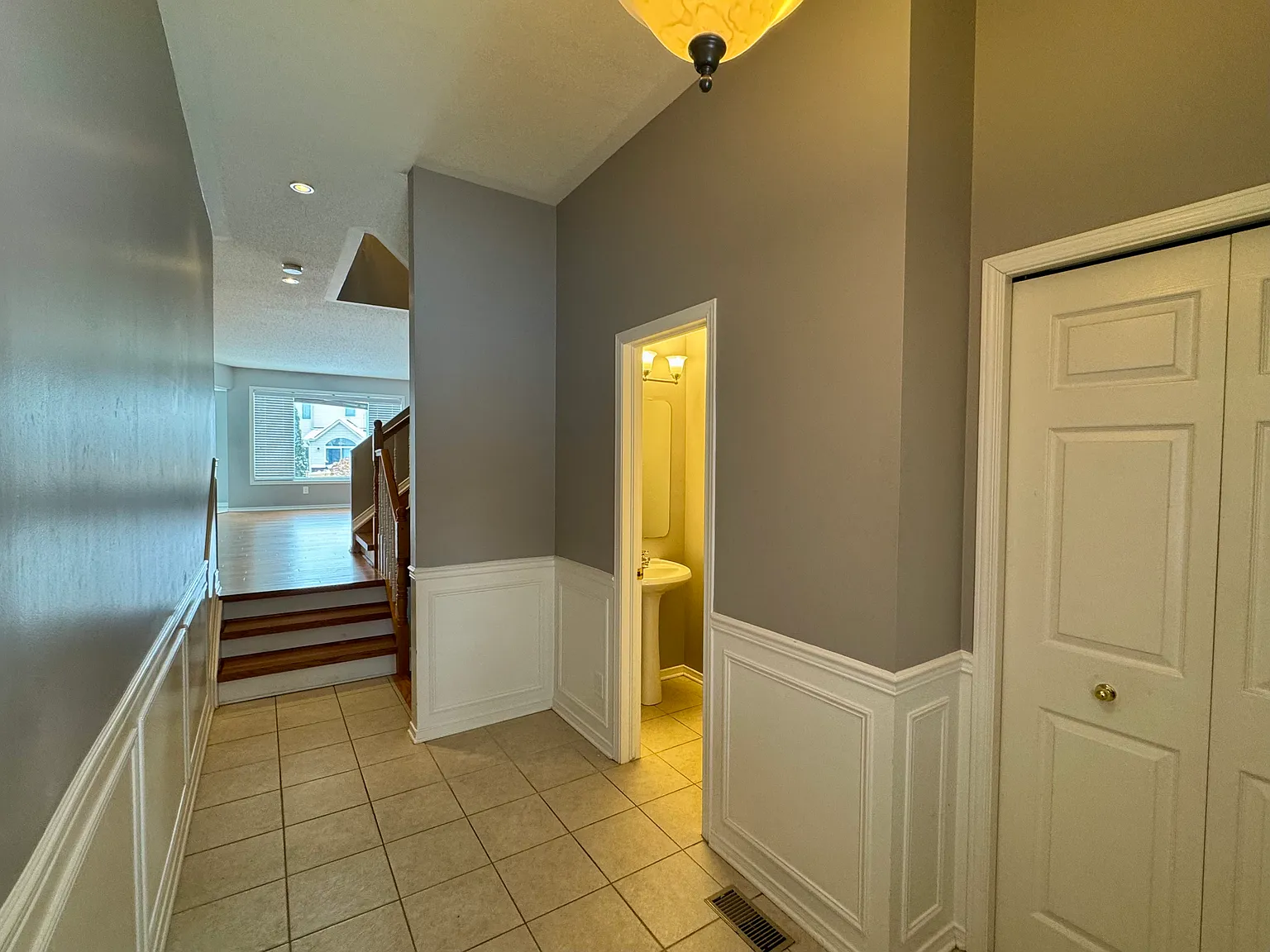 10 Landover Crescent Ottawa — Photo 2