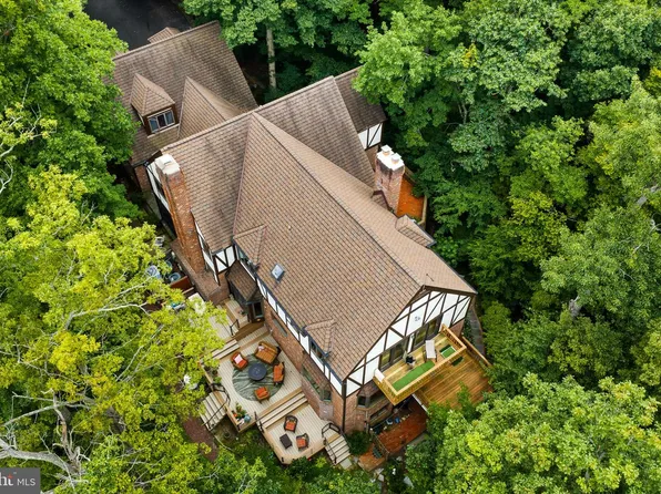 2490 Tree House Dr, Woodbridge, VA 22192