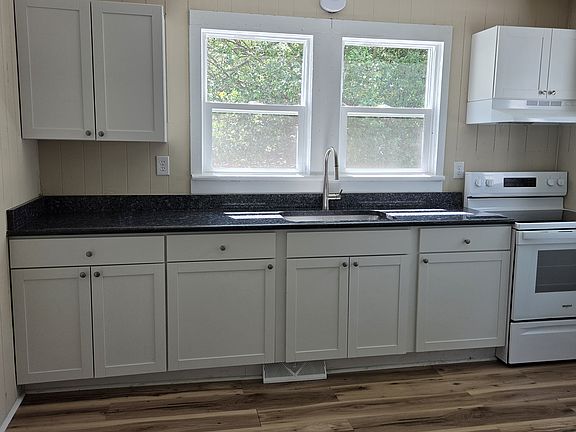 3rd image of 701 S Rowan Ave
