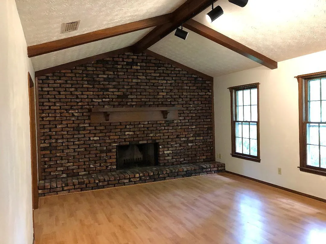 3 bed, 1420 sqft, $2,100 — Photo 2