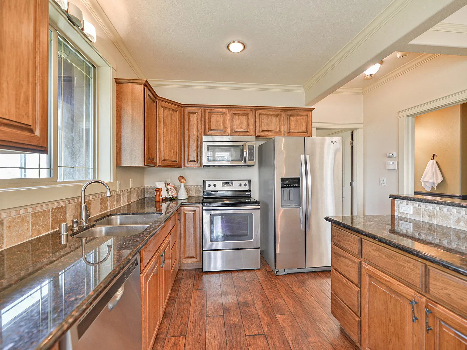 3 bed, 2.5 bath, 2372 sqft, $2,495 — Photo 4