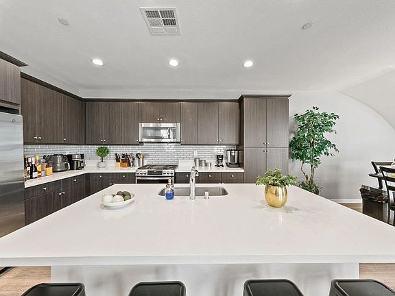 4th image of 2028 Avenida Andanza