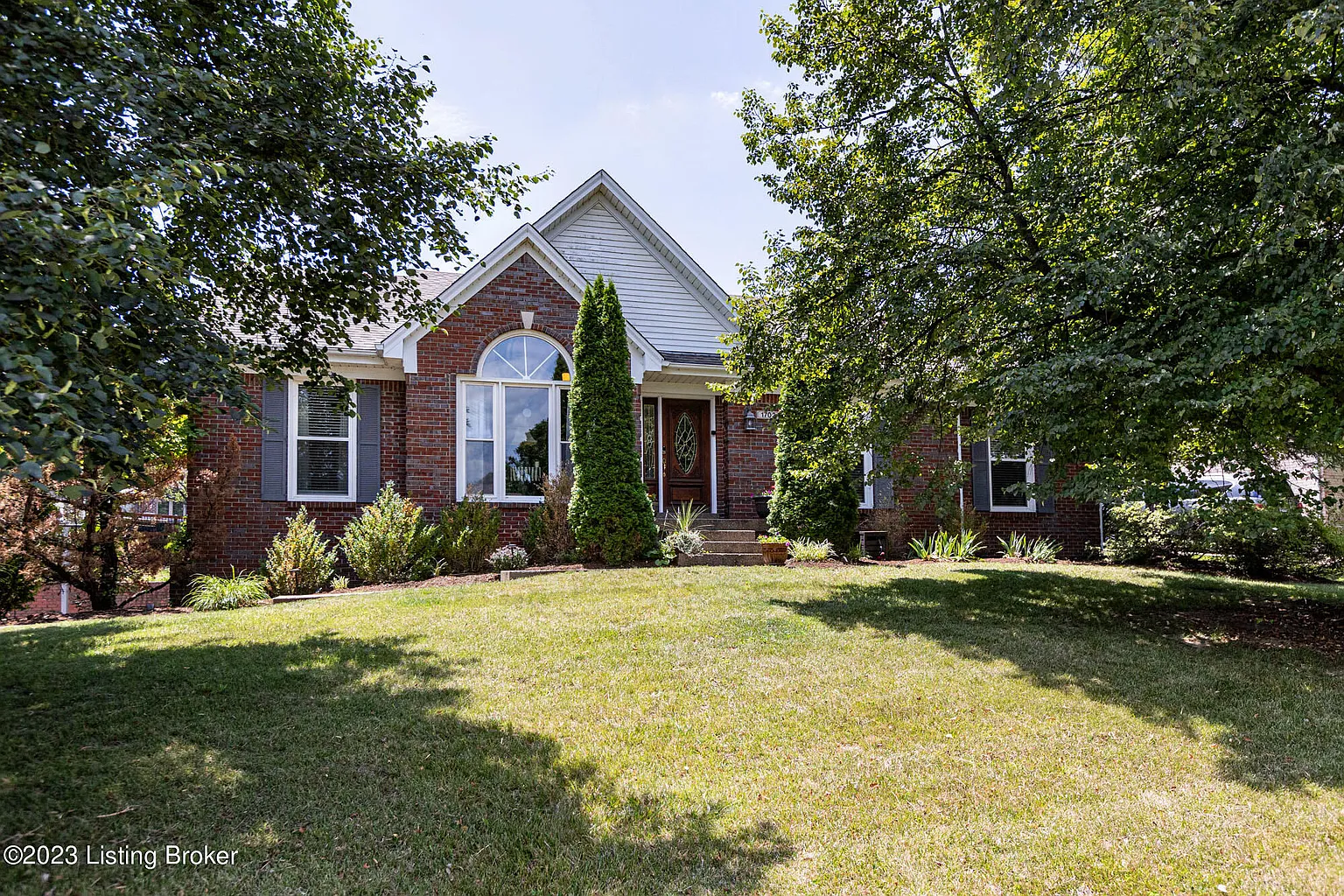 1702 Parkridge Pkwy photo 1