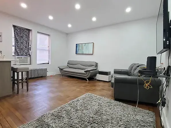 2110 Westbury Court image 3 of 15