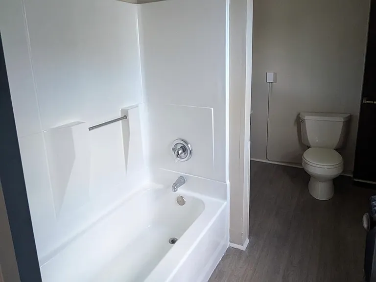 230 W Merchant St #C — Photo 6