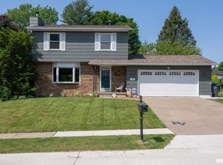 1980 Hollow View Dr, Bettendorf, IA 52722