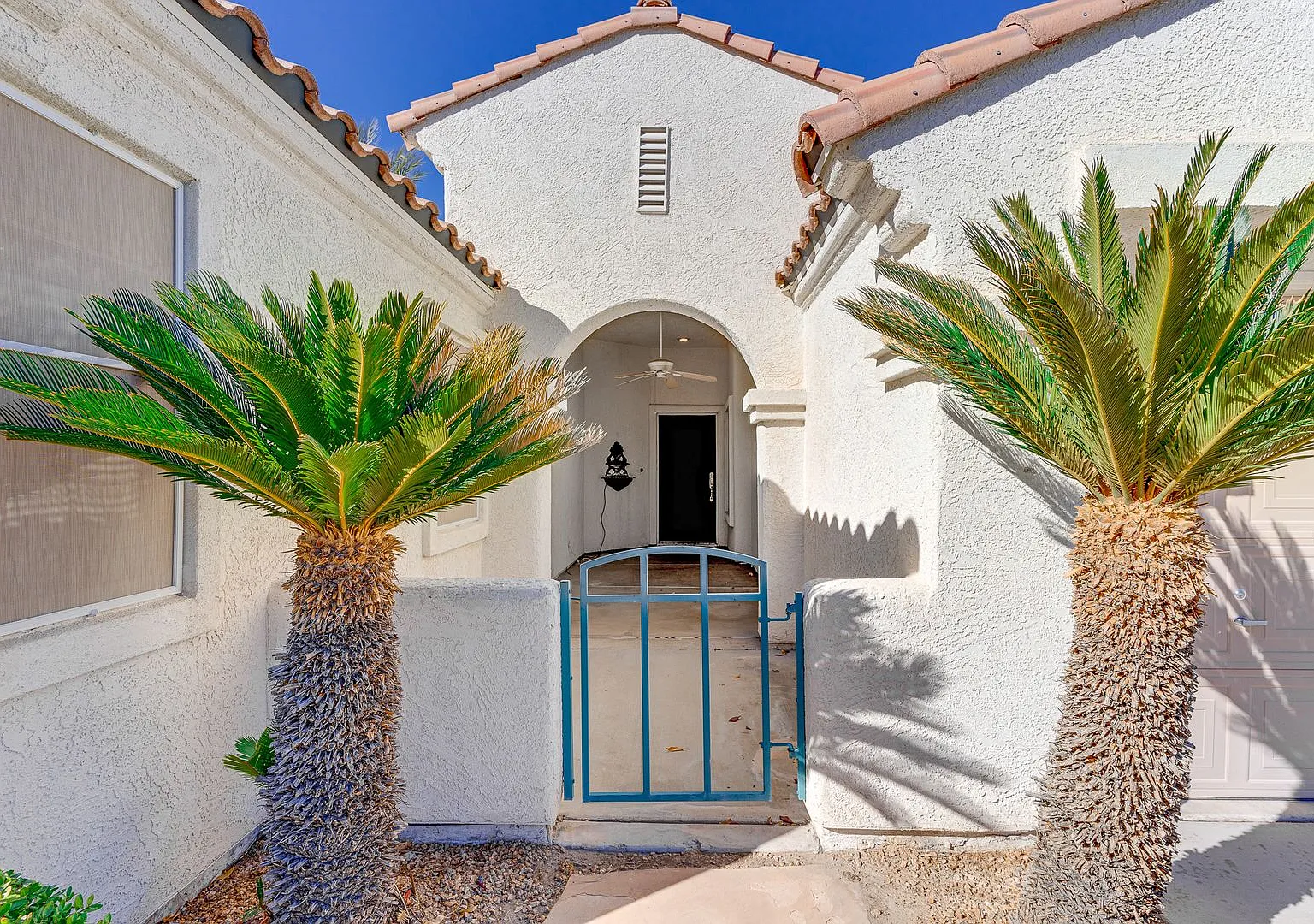 Wonderful 3 Bedroom Plus Den 1 Story Home. Casita With Own Bathroom! Gated Community! — Photo 4
