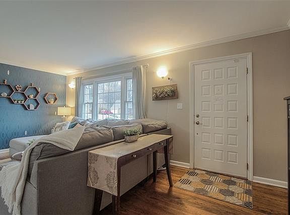 4th image of 601 W 91st Ter
