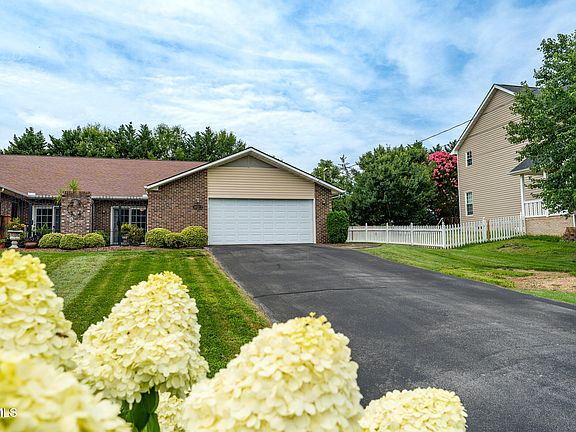 3rd image of 1032 Estate Dr #2
