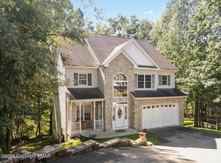 389 Rolling Hills Dr, East Stroudsburg, PA 18302