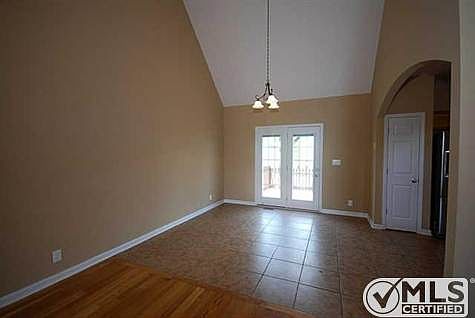 4th image of 1221 Chinook Cir