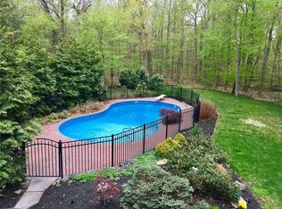 14 Ridge Dr, Melville, NY 11747
