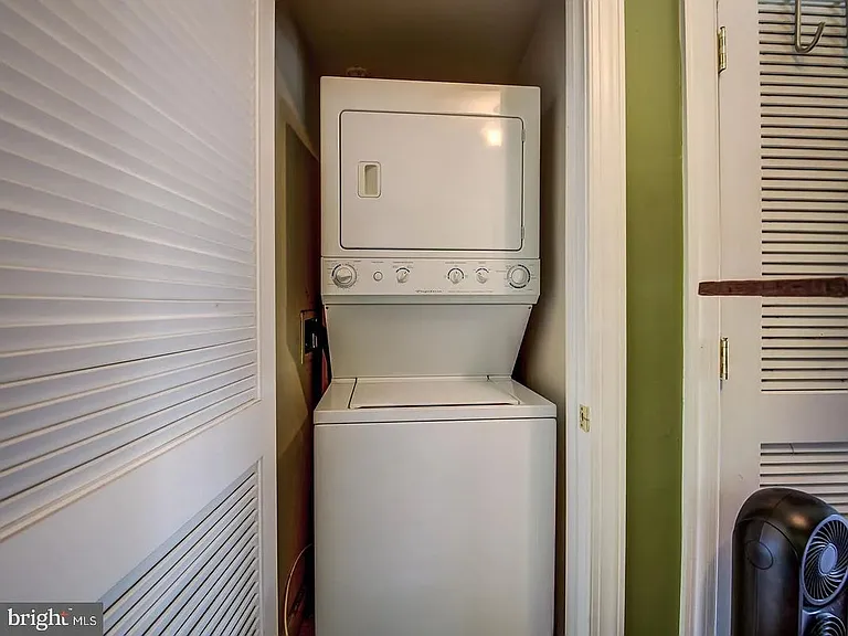 750 Barnaby St SE #301 — Photo 4