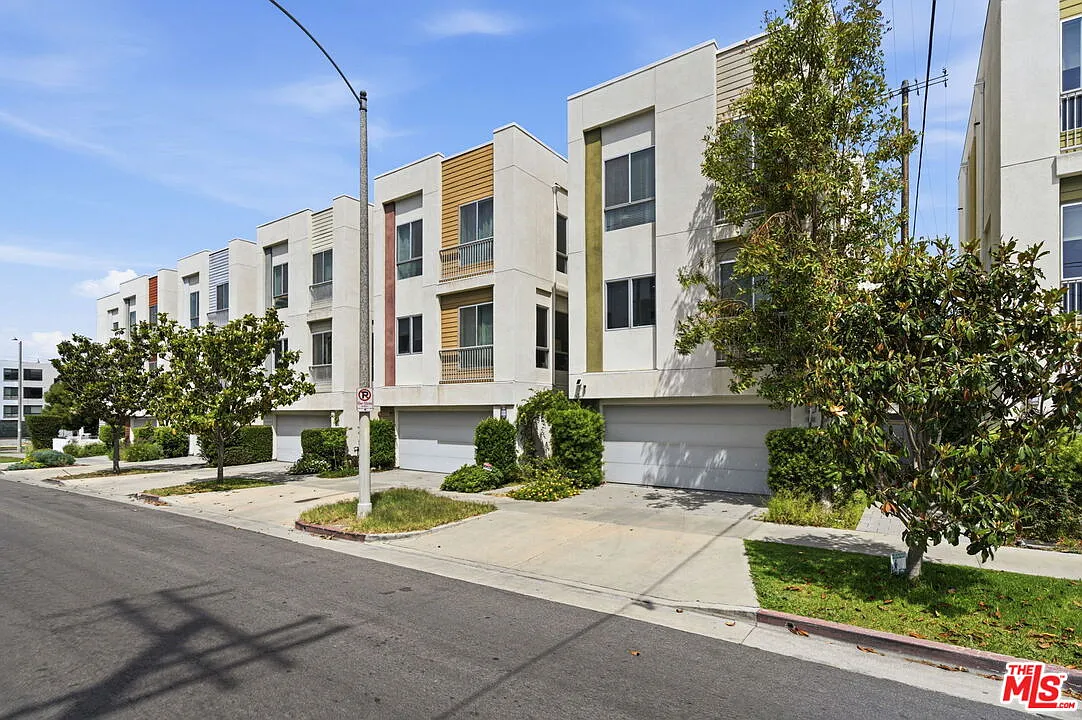 3 bed, 3.0 bath, 2000 sqft, $5,950 — Photo 1