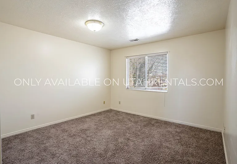 166 N 400 W #21 — Photo 9