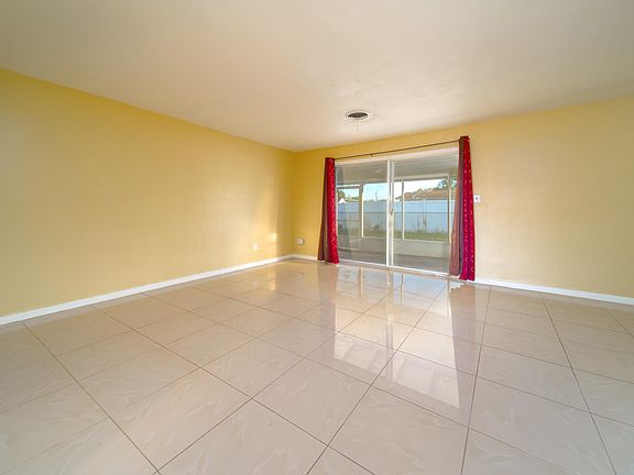 2nd image of 1118 Dickens Ave