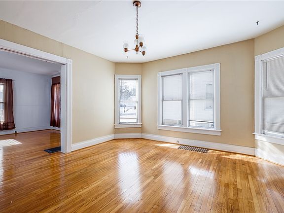 4th image of 212-214 Lewis St