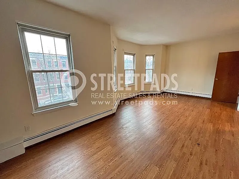 Studio, 350 sqft, $2,000 — Photo 3