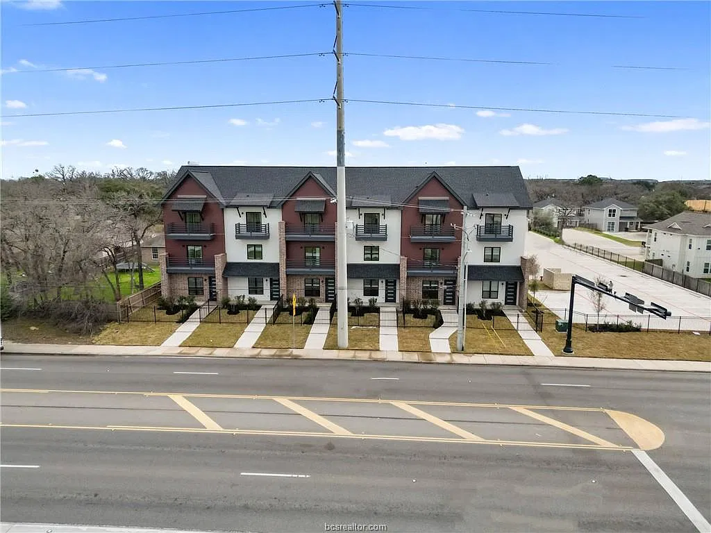 4 bed, 4.5 bath, 2001 sqft, $3,200 — Photo 3