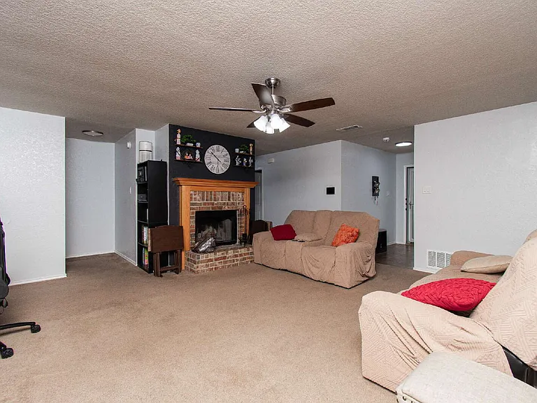 3309 Lorena Dr — Photo 2