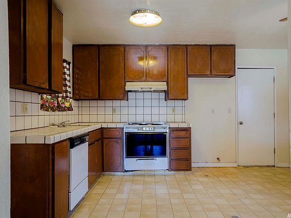 3rd image of 1218 Castle Oaks Dr