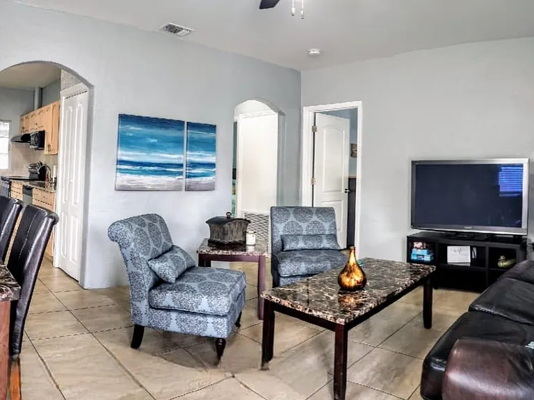 2705 W Columbus Dr — Photo 4