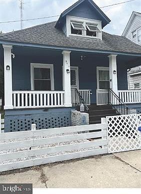 1st image of 505 Oak St E