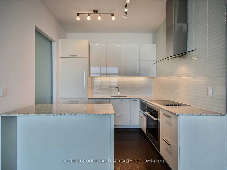 3018 Yonge St #UPH01 — Photo 3
