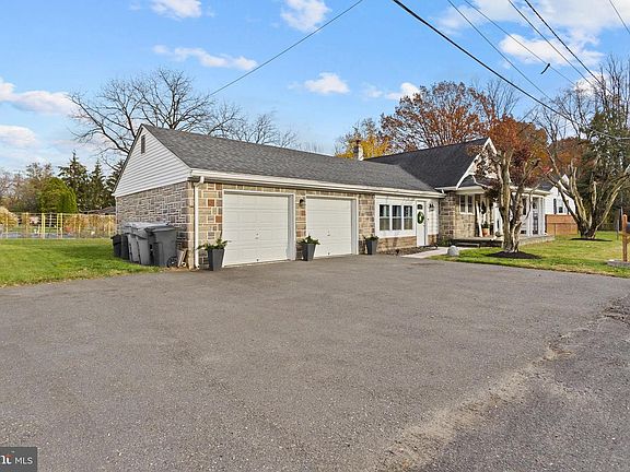 4th image of 105 Maple Ave