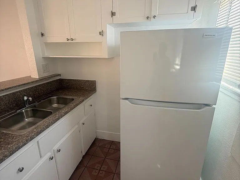 1210 Hoffman Ave — Photo 3