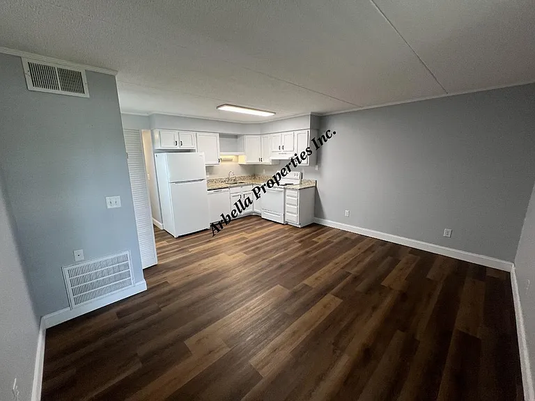 Laurelwood Apartments — Photo 9