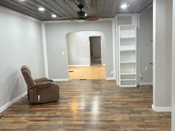12 E 5th Ave, Williamson, WV 25661
