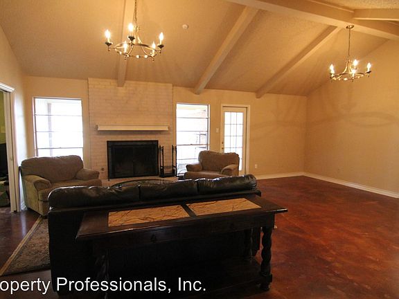 4th image of 402 Oakwood Blvd
