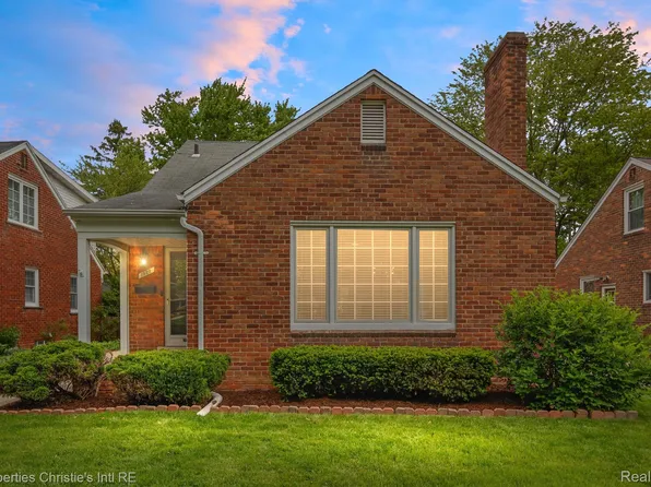 1922 Manchester Blvd, Grosse Pointe Woods, MI 48236