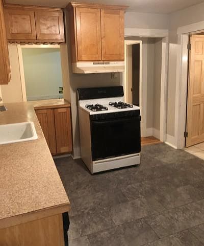 Kitchen - new refrigerator and floor, newer dishwasher
