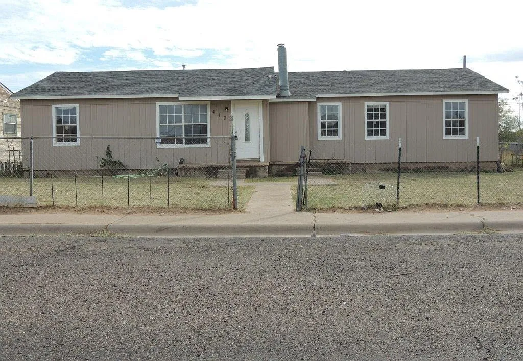 4 bed, 2.0 bath, 1320 sqft, $1,500 — Photo 2