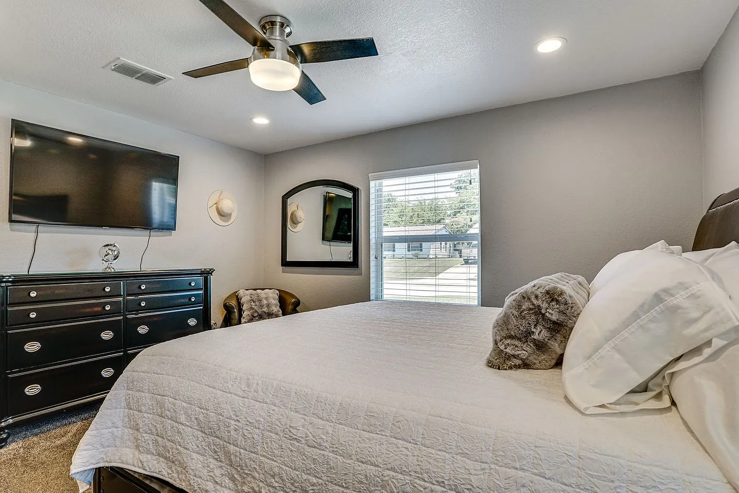3 bed, 2.0 bath, 1291 sqft, $3,612 — Photo 4