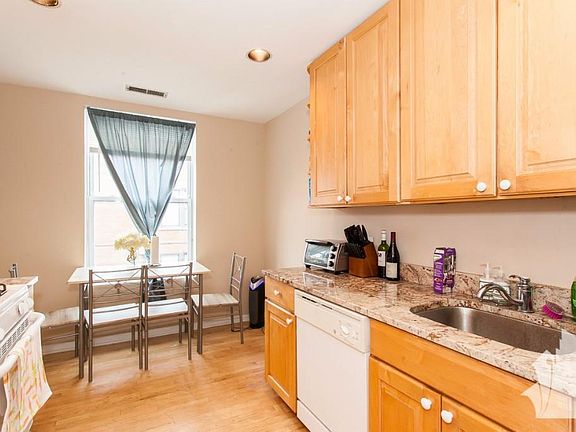 4th image of 567 W Arlington Pl #227