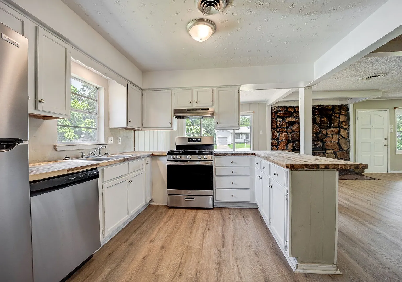 Free Month Rent! Freshly Updated 3 Bedroom Home — Photo 2